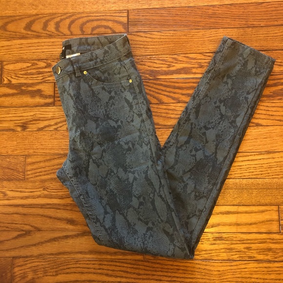 H&M Denim - H&M Gray Snake Pattern Jeans, Size 6